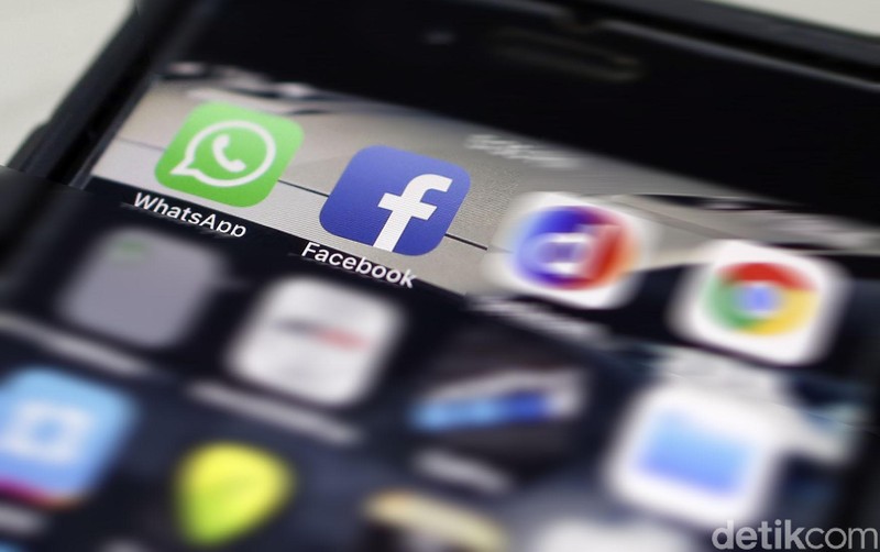 Illustrasi Aplikasi Online, WhatsApp, Facebook, situs berita online