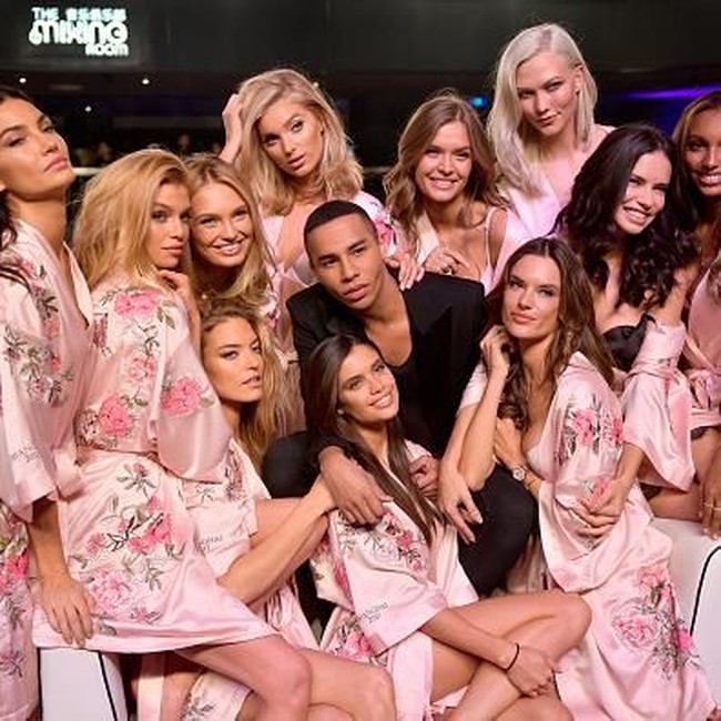 Mereka pun sempat berfoto dengan desainer Balmain, Olivier Rousteing yang bekerjasama dalam parade lingerie kali ini. Foto: Getty Images