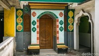 Pendirinya adalah seorang warga berketurunan Arab bernama Syekh Ami Al-Faqir dan diberi gelar Mahdi Hasan Al-Qudratillah oleh para warga sekitar. Sebuah makam dibangun di salah satu sudut masjid setelah dia meninggal.