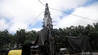 Pengeboran minyak ilegal ini mengakibatkan lingkungan tersebut menjadi rusak dan tercemar minyak mentah.