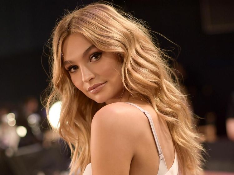 7 Potret Cantiknya Candice Swanepoel, Supermodel yang Dilirik Harry Styles