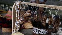 Tak hanya menjual lukisan kulit kayu, beberapa warga juga menjual beberapa souvenir.