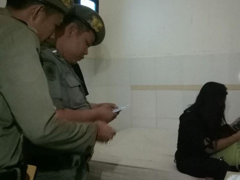 9 Pasangan Mesum dan Lesbian Terjaring Razia di Kota Palembang 9 Pasangan Mesum dan Lesbian Terjaring Razia di Kota Palembang