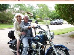 Potret Para Pasangan Setia Pose Ulang Seperti di Masa Silam