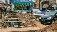 Area parkir mobil bergeser karena proyek galian ini.