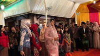 ia tidak sendiri, namun didampingi sejumlah perempuan dari boru Siregar (Foto: Instagram)