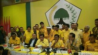 Golkar melalui rapat pleno DPP sempat mengeluarkan rekomendasi agar Setya Novanto nonaktif sebagai Ketum Golkar pada akhir September 2017. Rekomendasi itu dikirimkan kepada Novanto yang saat itu dirawat di RS Premiere Jatinegara, ketika KPK menetapkannya sebagai tersangka. (Foto: Kanavvino/detikcom).