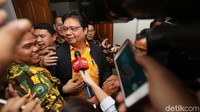 Menteri Perindustrian Airlangga Hartarto pun tak memberikan sepatah kata pun saat ditanya mengenai kesediaannya menjadi ketum partai berlambang beringin itu.