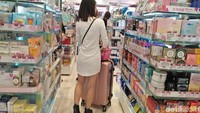 Para traveler yang berbelanja nampaknya berasal dari luar Hong Kong. Karena mereka berbelanja sambil membawa koper. (Bonauli/detikTravel)