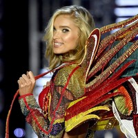 Elsa Hosk  di Fashion Show Victoria’s Secret 2017, Shanghai, China, Senin (20/11/2017) malam. Foto: Matt Winkelmeyer/Getty Images for Victorias Secret