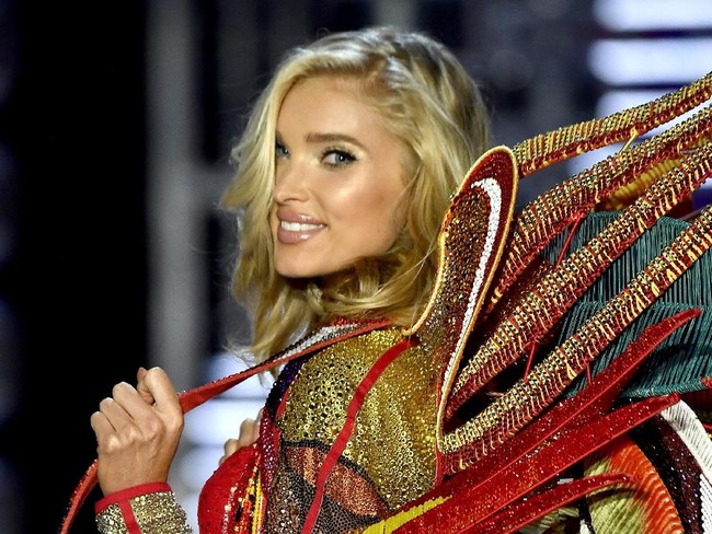 Elsa Hosk  di Fashion Show Victoria’s Secret 2017, Shanghai, China, Senin (20/11/2017) malam. Foto: Matt Winkelmeyer/Getty Images for Victorias Secret