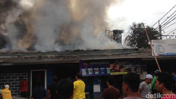 Kebakaran di Matraman, 2 Rumah dan 1 Toko Hangus