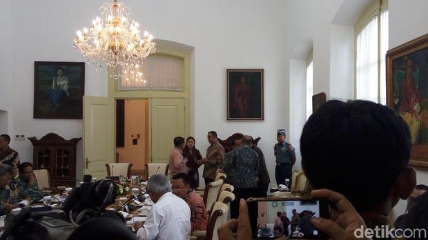 Anies Baswdan, JK dan Pratikno terlihat akrab berbincang