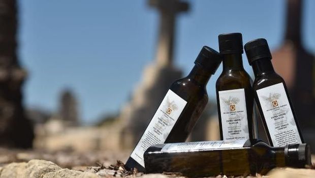Minyak zaitun kuburan edisi terbatas (Peter Parks/AFP)