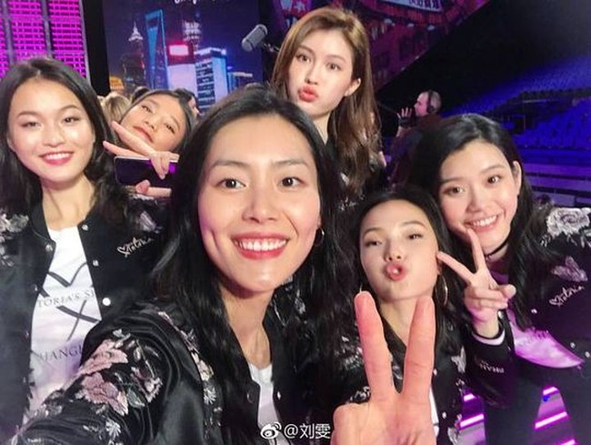 Ini wefie enam model China pasca fashion show Victorias Secret 2017. Foto: Instagram Wang Yi