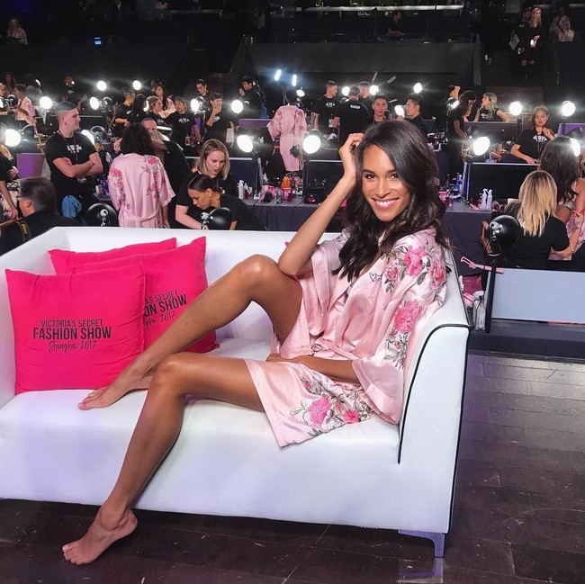 Begini suasana belakang panggung saat para model Victorias Secret sedang sibuk didandani. Foto: Instagram