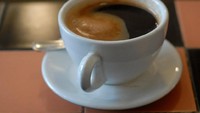 Diberikan lapisan tipis dari kremer membuat Caffe Americano ini mengandung 225 mg kafein. Masih mau sering-sering konsumsi menu satu ini? Foto: Istimewa