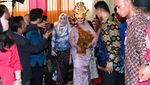Lirikan Bobby Nasution ke Kahiyang Saat Manortor Berdua