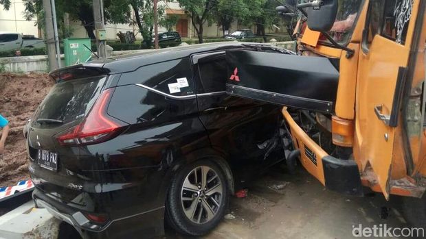 Baru Beberapa Hari, Xpander Dicium Truk