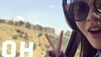 Profesinya sebagai seorang model profesional membuat Ming Xi kerap berkeliling dunia. Ming XI terlihat sangat senang saat naik helikopter dan melihat papan nama Hollywood (@mingxi11/Instagram)