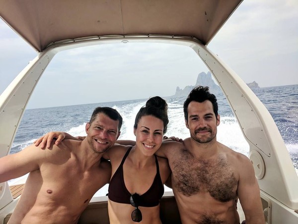 Di setiap mengunjungi destinasi baru, Henry Cavill selalu berselfie untuk mengabadikan travelingnya. (henrycavil/Instagram) Di setiap mengunjungi destinasi baru, Henry Cavill selalu berselfie untuk mengabadikan travelingnya. (henrycavil/Instagram)
