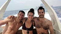 Di setiap mengunjungi destinasi baru, Henry Cavill selalu berselfie untuk mengabadikan travelingnya. (henrycavil/Instagram)
