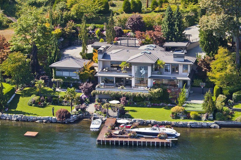 Ketua DPR, Setya Novanto, punya aset berupa tanah dan bangunan yang tersebar di seluruh Indonesia. Rumahnya di Pondok Indah berdiri megah bak hunian miliuner. Kalau rumah miliuner dunia bagaimana ya? Berikut foto-foto rumah Mukesh Ambani, Warren Buffet, Mark Zuckerberg, Jack Ma, dan Bill Gates.