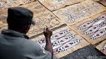 Melihat Lebih Dekat Kerajinan Lukisan Kayu di Sentani