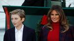 Momen Istri dan Anak Trump Sambut Pohon Natal di Gedung Putih
