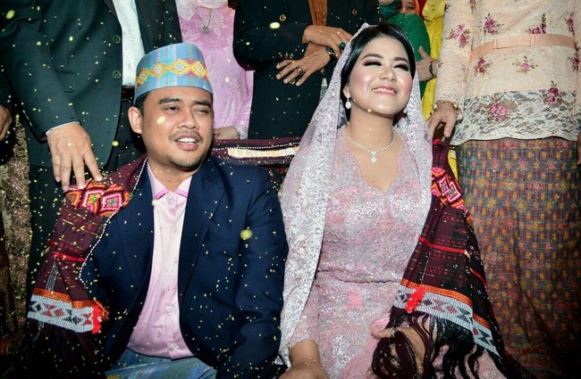 Pada acara tersebut, Istri Bobby Nasution ini diberi marga Siregar. Senyum bahagia pun nampak tersirat di wajah Kahiyang. Foto: Media Center Kahiyang-Bobby