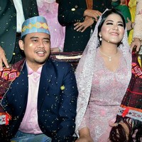 Pada acara tersebut, Istri Bobby Nasution ini diberi marga Siregar. Senyum bahagia pun nampak tersirat di wajah Kahiyang. Foto: Media Center Kahiyang-Bobby