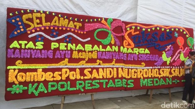 Karangan Bunga Berjajar di Lokasi Pemberian Marga ke Kahiyang