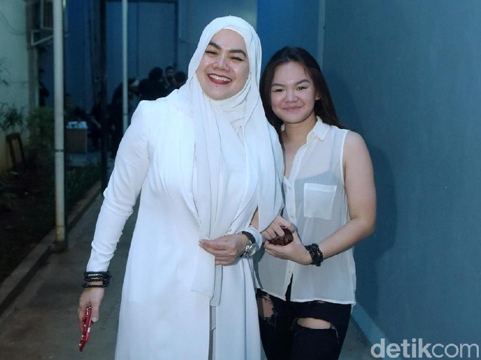 Sarita Abdul Mukti dan Shafa saat ditemui di studio Trans TV.