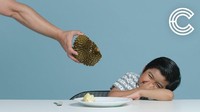 Lucunya bocah kecil ini menutup hidungnya ketika disuruh mencicip buah durian. Anak yang tinggal di Amerika ini tak pernah mencicip bahkan baru pertama kali ia melihat buah ini. Foto: Istimewa