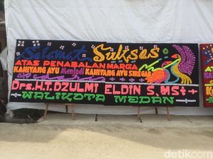 Karangan Bunga Berjajar di Lokasi Pemberian Marga ke Kahiyang