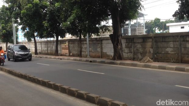 Tembok Pembatas Rel di Jatinegara Banyak yang Bolong