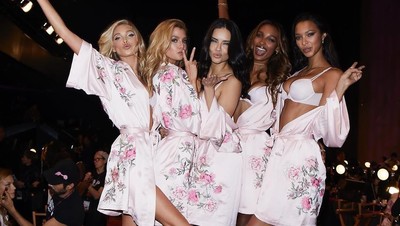 Foto: Intip Keseruan Para Model Seksi Victorias Secret di Belakang Panggung
