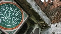 Akses menuju masjid ini tergolong sulit karena berlokasi di ujung kampung dan kita harus melewati gang-gang sempit.