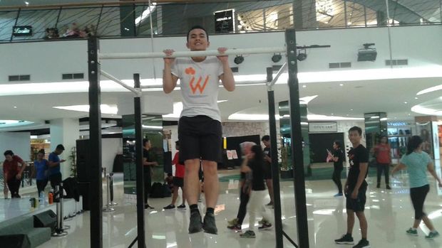 Komunitas olahraga Workout Embassy sedang berlatih di salah satu mal di Jakarta Selatan