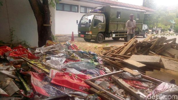 ratusan poster ditertibkan Pemkot Tegal