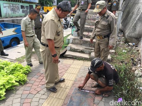  Petugas mulai memperbaiki JPO Kampung Bandan yang berlubang, Selasa (21/11/2017)