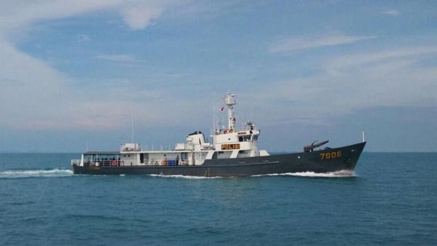 patroli dengan menggunakan Kapal Antasena 7006 di Sungai Landak, Kalimantan Barat.