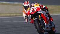 Masih berhias gambar semut di bagian atas, helm ini dipakai Marquez pada balapan di Jepang. Kalau diperhatikan dengan seksama, terlihat bendera jepang di bawah semut. (boxrepsol.com)