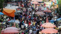 Para PKL menggelar lapak di pinggir Jalan Masjid Lama.