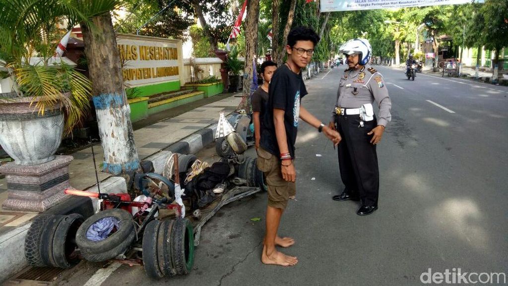 Melihat Lebih Dekat Seni Lukis Bak Truk Di Lamongan