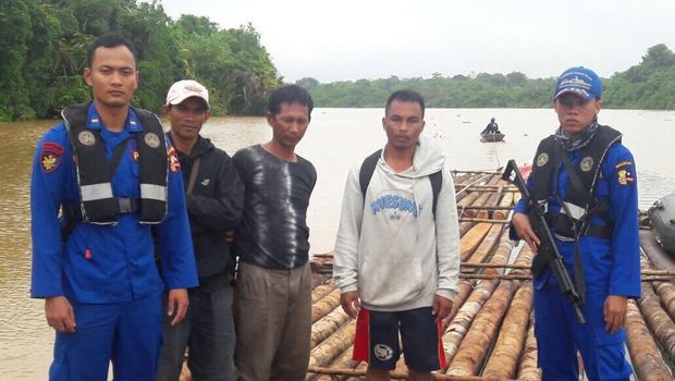 polisi mengamankan sekitar 600-an batang kayu hasil penebangan ilegal.