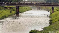 Beberapa warga mencari ikan di KBT.