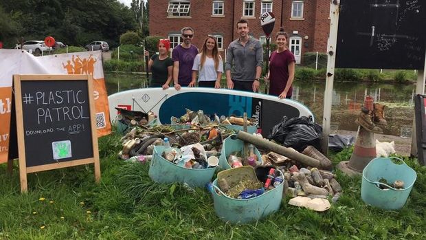 Lizzie dan komunitasnya aktif mengumpulkan sampah-sampah plastik di perairan Inggris. (Foto: Facebook/Lizzie Outside)