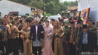 Kahiyang dan Bobby tiba di lokasi, Jalan STM/Sukatangkas, Medan pada pukul 10.00 WIB.