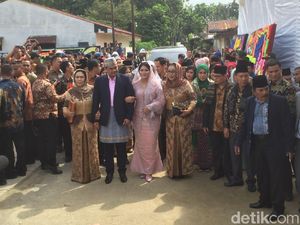 Bergandengan, Kahiyang-Bobby Tiba di Lokasi Adat Pemberian Marga